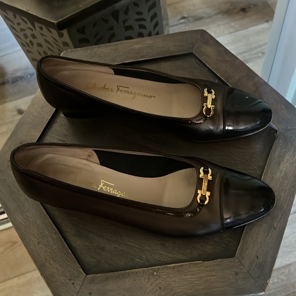 🛑 1 hour sale. Salvatore Ferragamo, size 8, Black & Gold Heels; Elegant Design - Picture 3 of 11